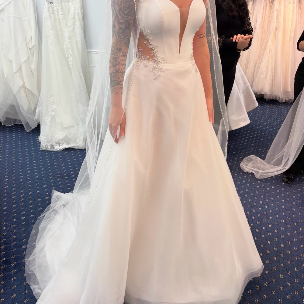 White A line brand new wedding dress with tags! Size 8